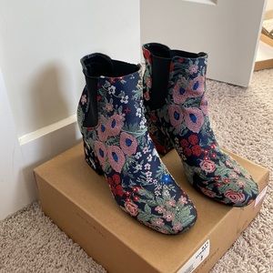 EMBROIDERED BLOCK HEEL BOOTS